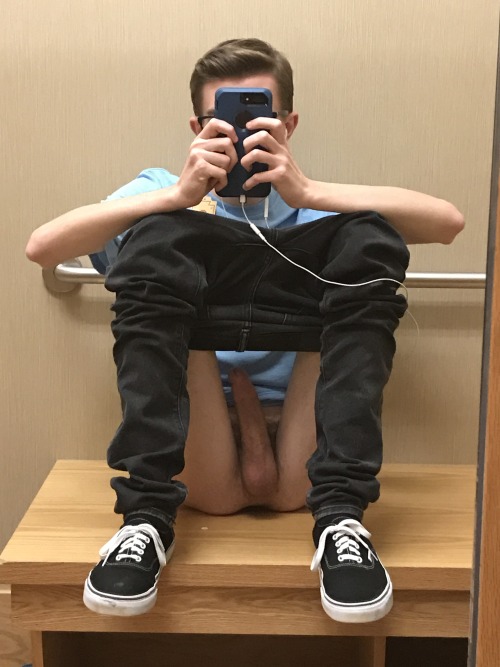 hornytwinkbottom - Jacking off in a Kohl’s 