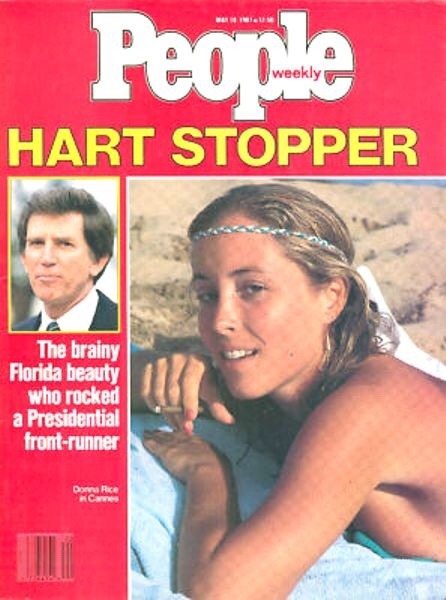 ‪Navidad’87 🎄Gary Hart (51) vuelve a la lucha por la presidencia de los Estados Unidos 🇺🇸 por los Demócratas tras el escándalo con la modelo Donna Rice (29). Un affaire no del todo claro que Hart parece haber superado #x161287 ‬