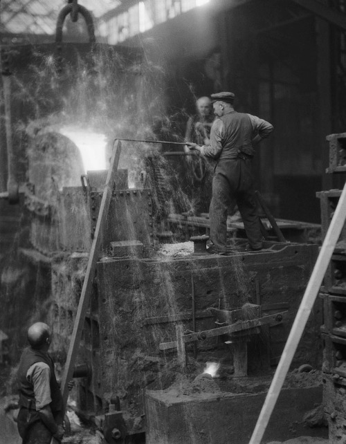 burnedshoes - PHOTOBOOK - EMIL O. HOPPÉ – THE GERMAN WORK Between...