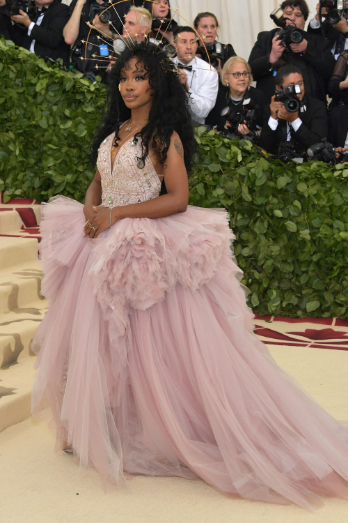 celebsofcolor:SZA attends the Heavenly Bodies: Fashion &...