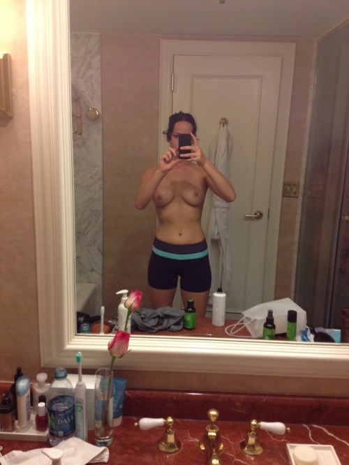 irishrover85 - Jennifer Lawrence topless selfie