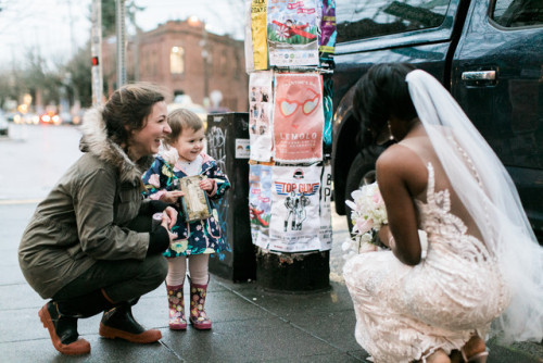 accras - awwww-cute - Little girl thinks bride is the Princess...