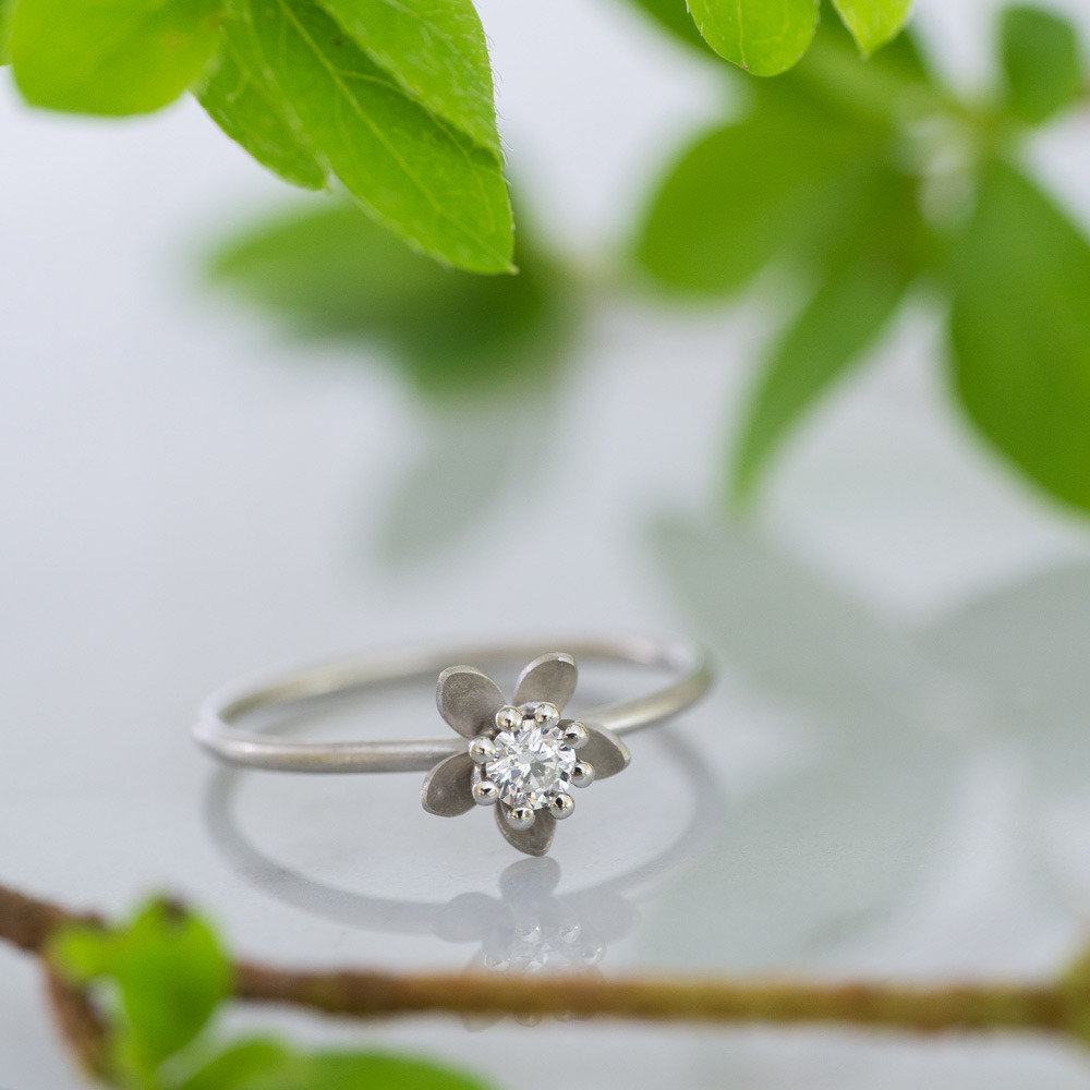 屋久島の緑　プラチナの婚約指輪　ダイヤモンド　オーダーメイドのエンゲージリング