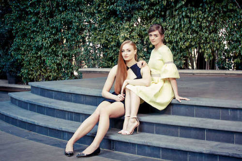 horror-hotties - Sophie Turner (Another Me) and Maisie Williams...