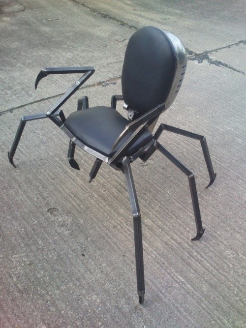pileofknives:keezree:atouchhereandthere:a terrifying chair...