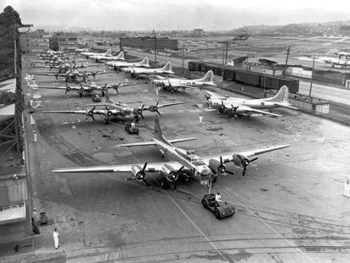 warhistoryonline - Record day for B-17 production. 16 built in a...