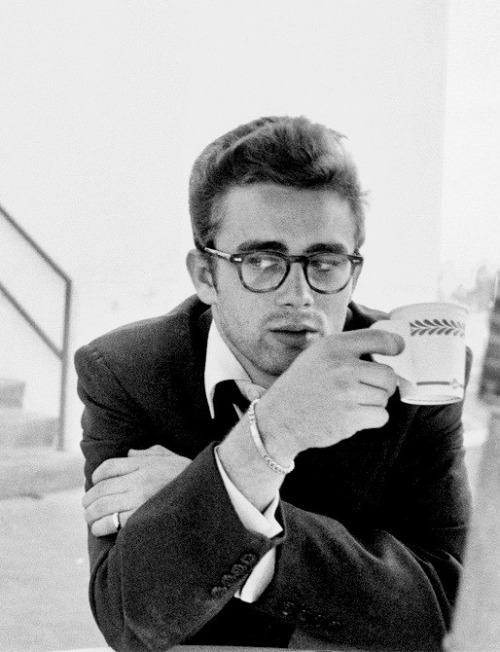 summers-in-hollywood - James Dean drinking coffee, 1955. Photo...
