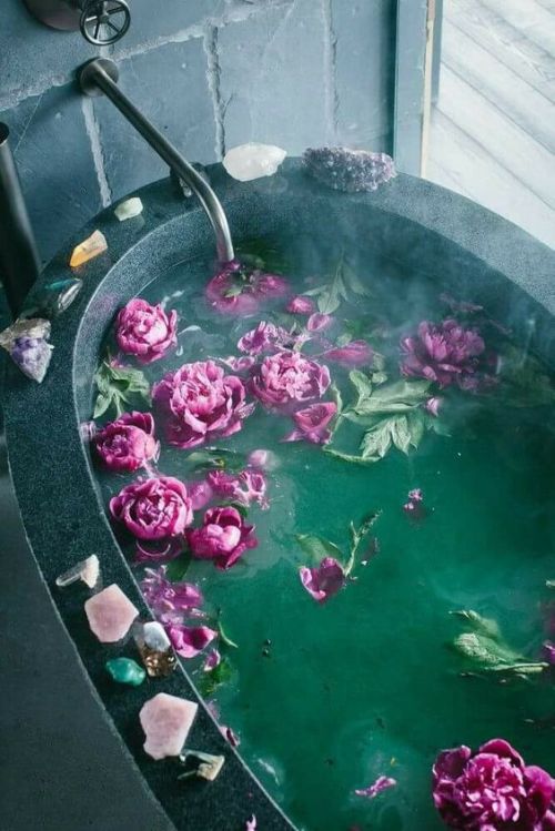 uyesurana - relaxing bath with flowers & healing crystals