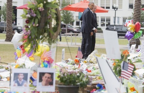 frontpagewoman - President Obama and VP Biden pay respect to the...