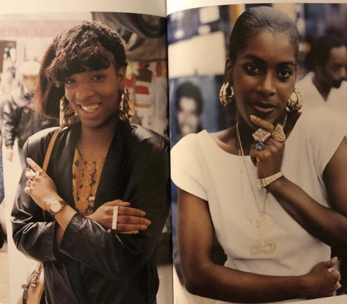 flyandfamousblackgirls - Women photographed in gold jewelry...