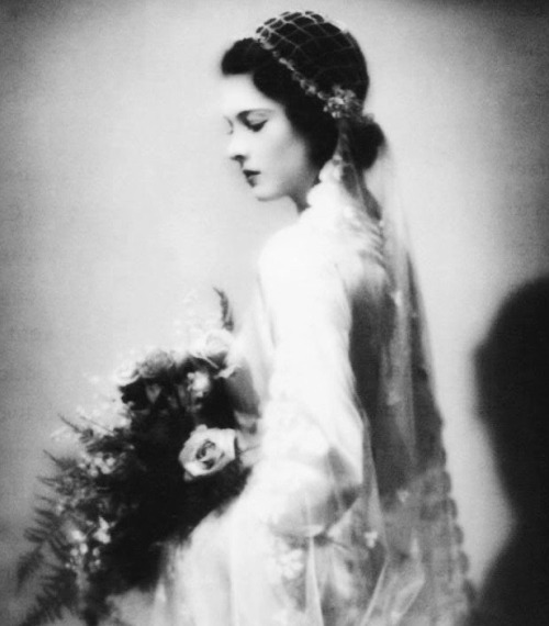 summers-in-hollywood:Vivien Leigh photographed on her wedding...