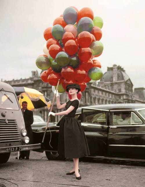 frenchcurious - Audrey Hepburn au Jardin des Tuileries, à Paris,...