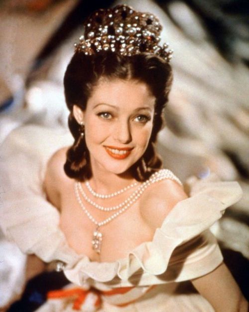 vintageeveryday - 35 glamorous color photos of Loretta Young...