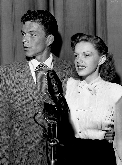 lejazzhot - Frank Sinatra and Judy Garland on radio, 1944.