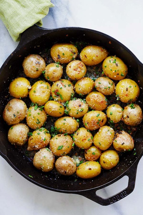 foodffs - Garlic Chive Butter Roasted PotatoesFollow for...