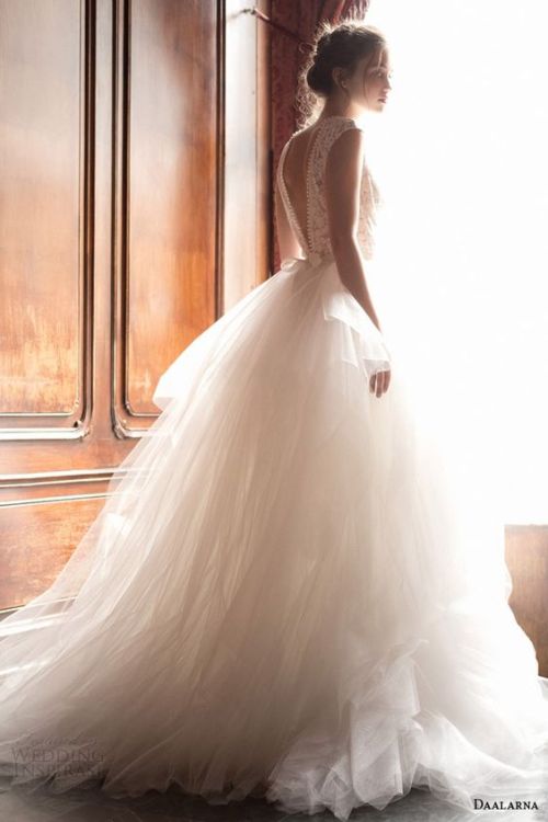 Find your dream wedding dress at WeddingInspirasi.com