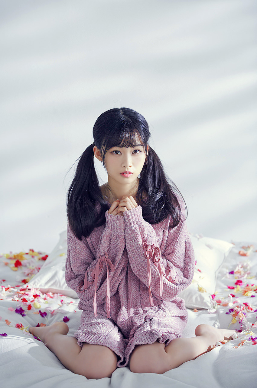 袖の可愛いピンクのニットワンピを着て座っている原田葵の画像