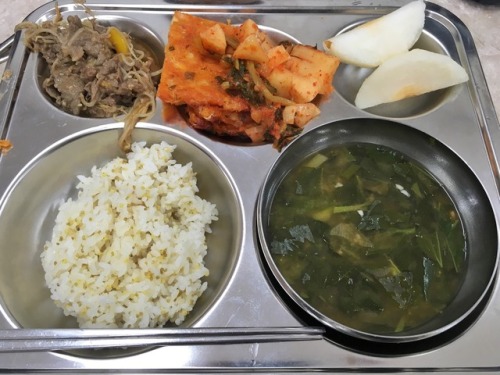 korealunchtimestory:RiceBulgogi Kimchi flipflapPear of peace...
