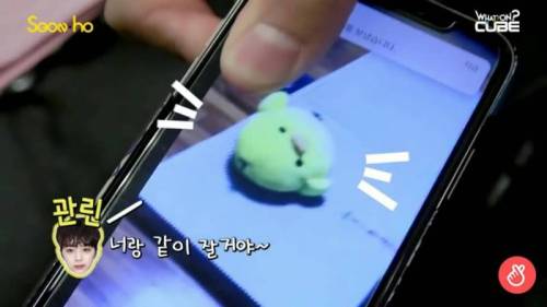 Guanlin sent Seonho a picture of a chick doll beside his bed and saying &ldquo;I&rsquo;m sle