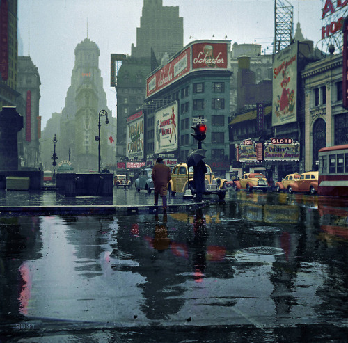 historicaltimes:Times Square. New York, USA, 1943. via reddit