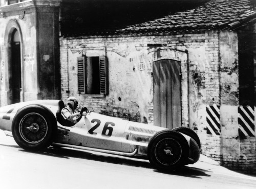 tokyo-bleep - Rudolf Caracciola in a Mercedes-Benz 3-litre formula...