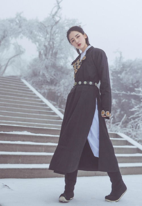 hanfugallery:handsome women in yuanlingpao圆领袍, a type of men’s...