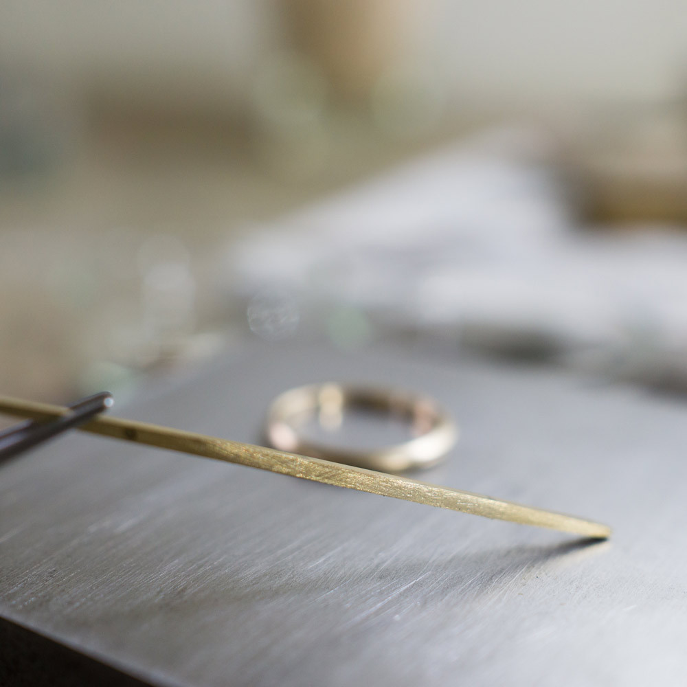 ジュエリーの制作風景　マリッジリングの素材　シャンパンゴールド　屋久島でつくる結婚指輪