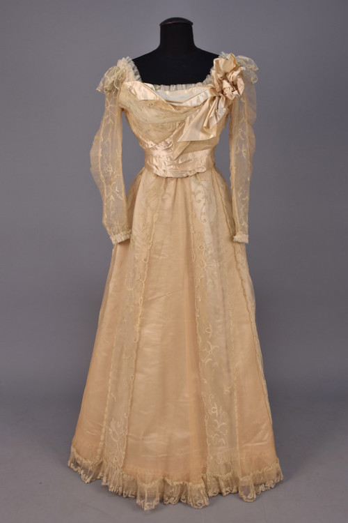 shewhoworshipscarlin - Evening gown by Jeanne Hallee, 1898-1900.