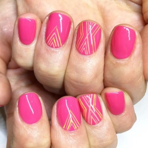 Textile vibes for this speedy nail art 💖 #geometricnails...