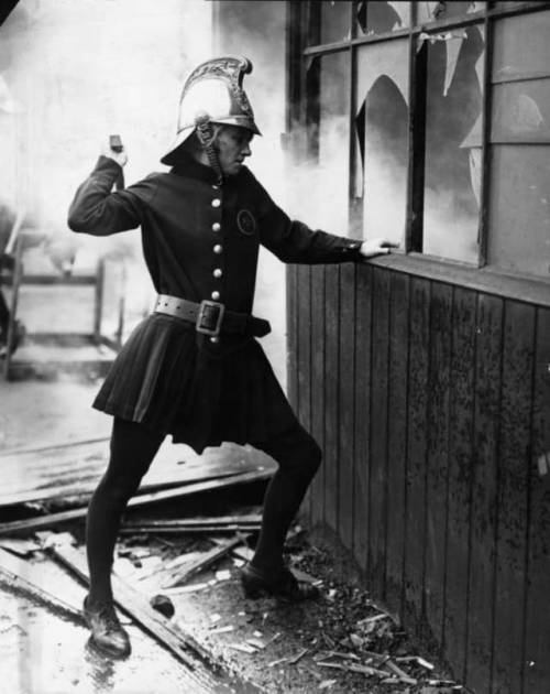 rs-sb - 25 Stunning Vintage Photographs Of Female Firefighters...