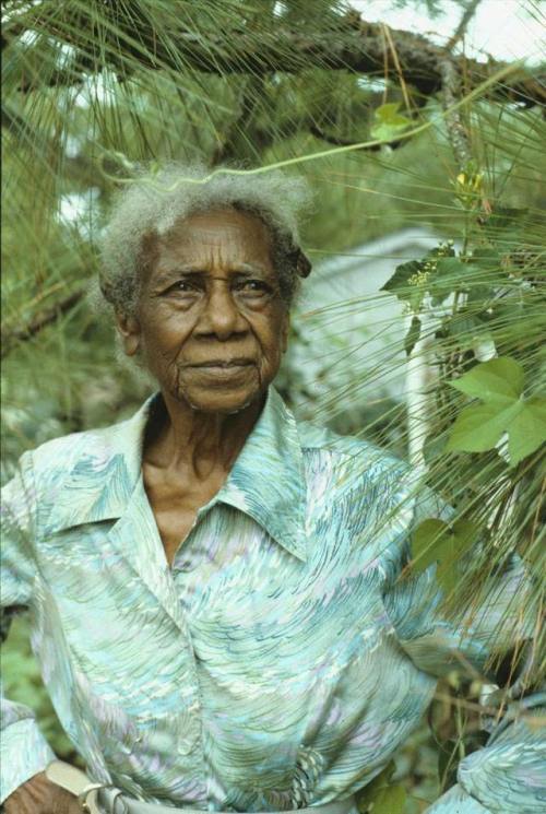 neyinga - knithag - Emma Dupree, 1898-1996. Photos by Mary Anne...