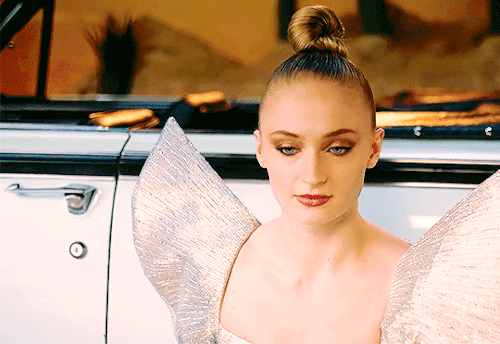 blondiepoison - Sophie Turner shows you how to change a car tire...