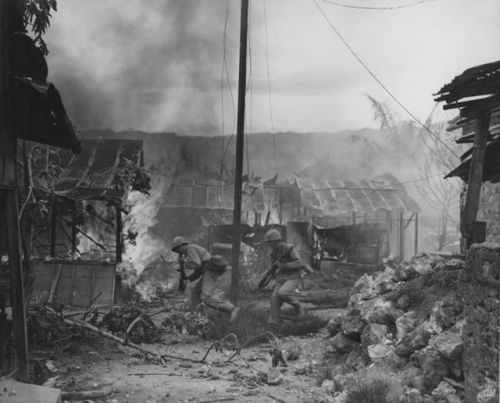 warhistoryonline - US Marines running through streets of Garapan...