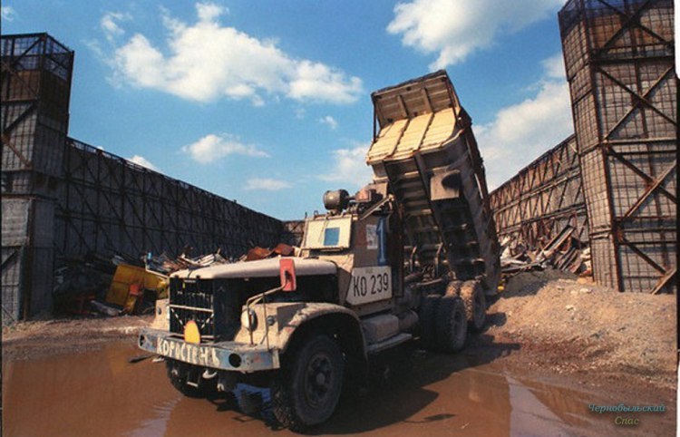 Во, чернобыльские типа защищенные от радиации грузовики!