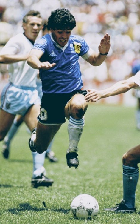 greatsofthegame - Diego Maradona 1986Diego Maradona tormenting...