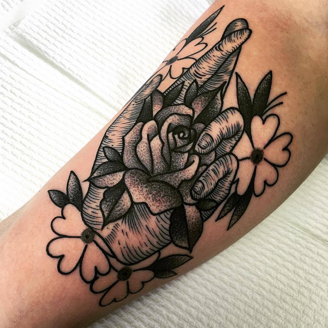 Fotografía de tatuajes con flores para el muslo,  artístico