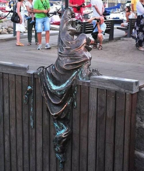 behind-the-musgo - Creative statues