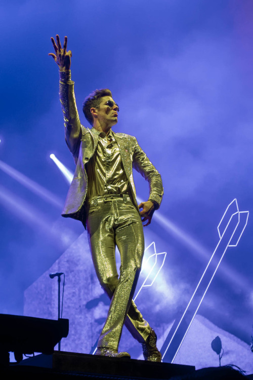 onemorespark:The golden god, Antwerp edition. The Killers in...