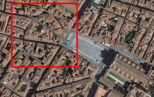 Imagen aérea de Florencia Italia con evidencia del anfiteatro romano en la trama urbana