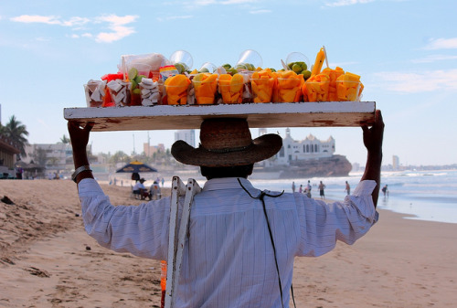 vivirenmexico - Escena típica de las playas de Mazatlán,...