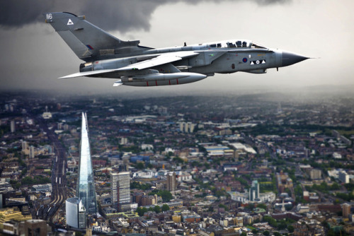 retrowar:A Tornado GR4 flying over the Shard building in...