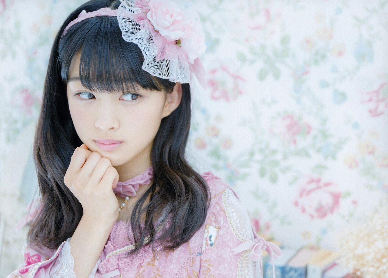 花のカチューシャにピンクのロリータな衣装を着た原田葵の画像