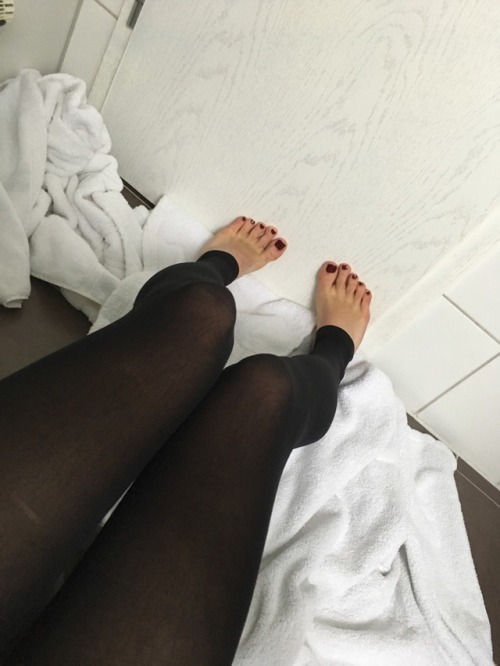 sweetlizzyy - A little bit for the ones who like my feet - )