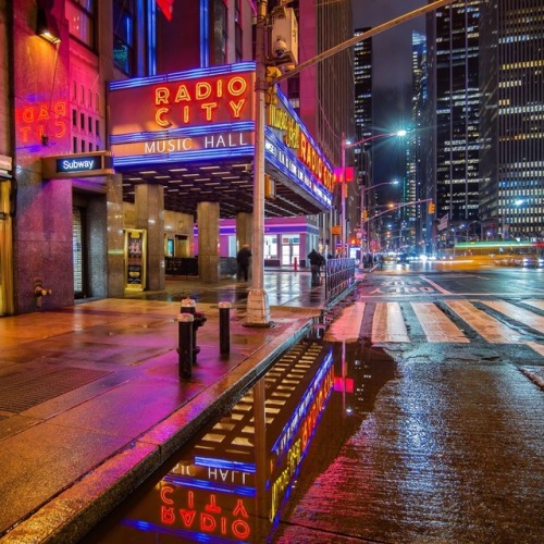 newyorkcityfeelings:Radio City Music Hall by Noel YC...
