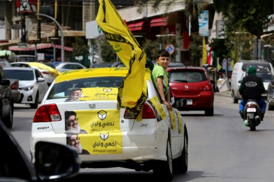 Des partisans du Hezbollah circulent dans les rue de Nabatieh dans le sud du Liban, le 6 mai 2018 (AFP - MAHMOUD ZAYYAT)
