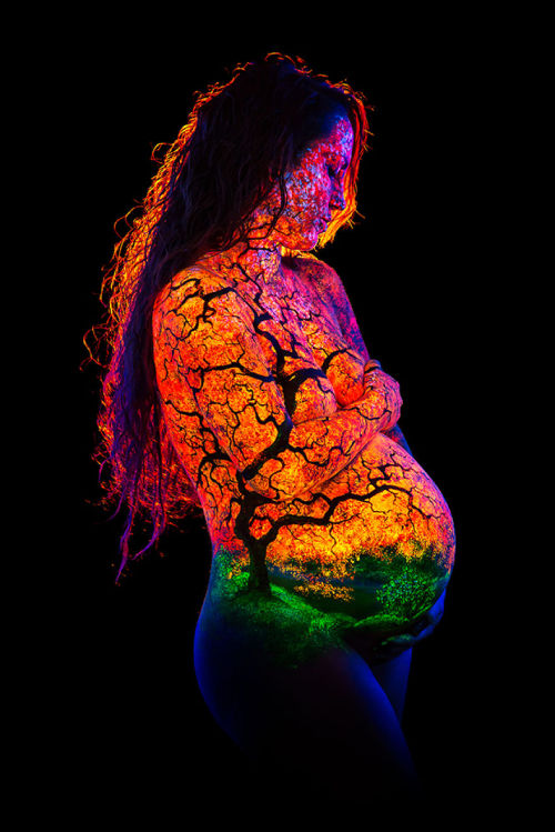 boredpanda - I Paint “Bodyscapes” That Glow Under Black...