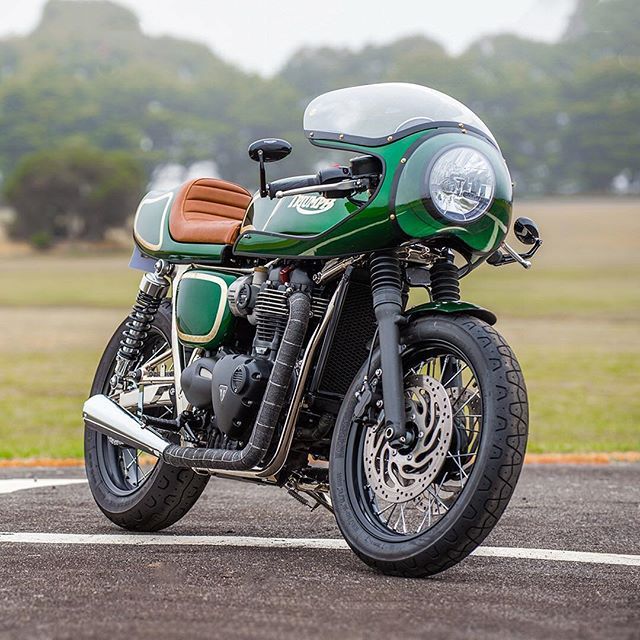Geoff Baldwin of @returnofthecaferacers has been writing about customs for over a decade. So he hooked up with @triumphaus to build this stunning T120 Rickman homage.
.
🇬🇧 Hit the bio link for the full build story, or visit...