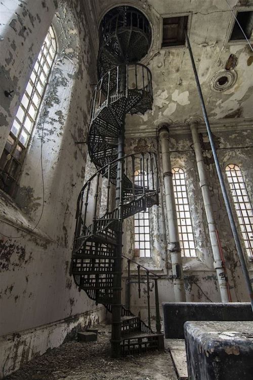 steampunktendencies - Abandoned 19th Century Spiral Staircase 