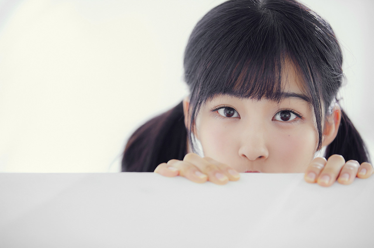 ベッドの背もたれから顔を出しているツインテールの原田葵の画像