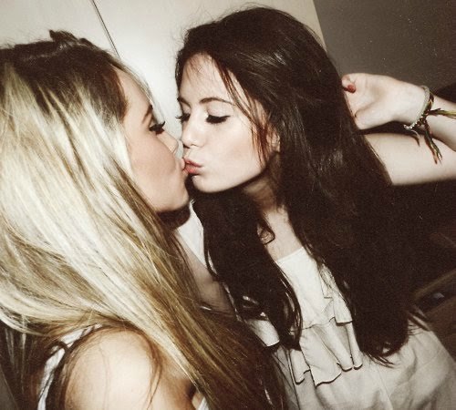>> Click here for the hottest lesbian kisses <<